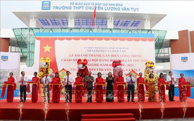 Trong ảnh: Các đại biểu cắt băng khánh thành Trường THPT Chuyên Lương Văn Tụy. Ảnh: Đức Phương - TTXVN