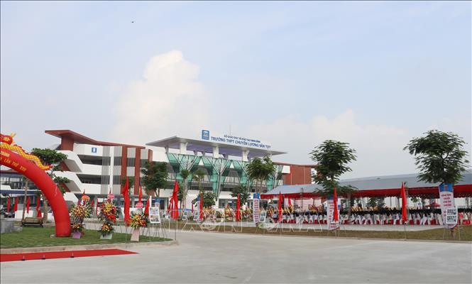 Trong ảnh: Ngôi trường được xây dựng khang trang, bề thế. Ảnh: Đức Phương - TTXVN