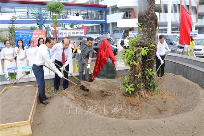 Trong ảnh: Lãnh đạo tỉnh Ninh Bình trồng cây lưu niệm trong khuôn viên nhà trường. Ảnh: Đức Phương - TTXVN