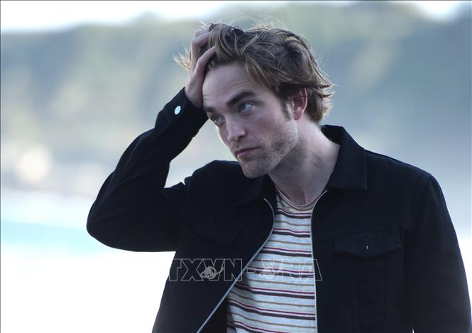 Trong ảnh (tư liệu): Nam diễn viên Robert Pattinson trong buổi chụp ảnh quảng cáo phim 