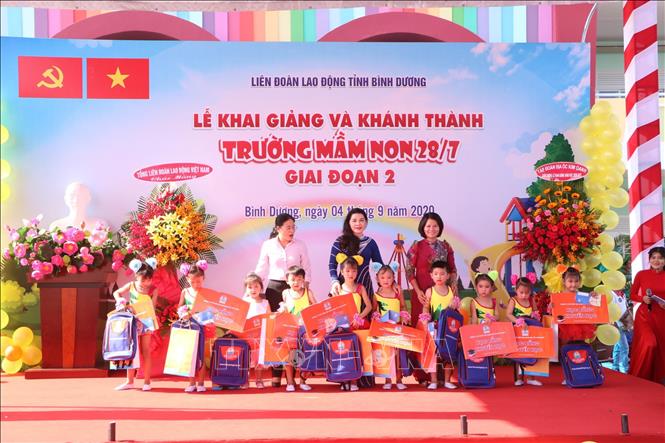 Trong ảnh: Trao quà cho học sinh trường Mầm non 28/7. Ảnh: Huyền Trang - TTXVN 