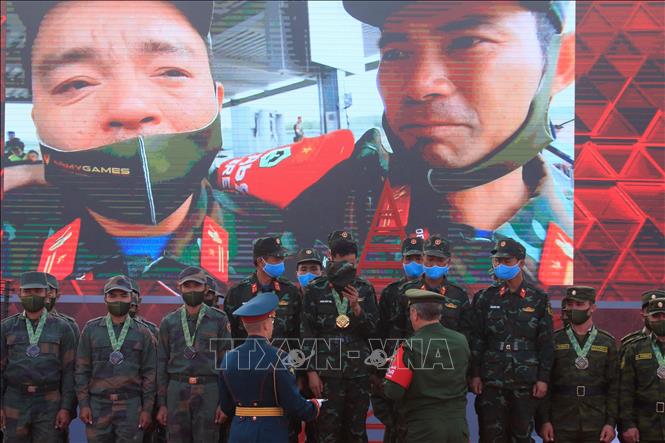 Trong ảnh: Khoảnh khắc xúc động khi đội tuyển xe tăng Việt Nam chiến thắng tại trận chung kết bảng 2 nội dung Xe tăng hành tiến và giành Cúp luân lưu Tank Biathlon 2020 tại hội thao Army Games 2020. Ảnh: Trần Hiếu - Pv TTXVN tại Nga