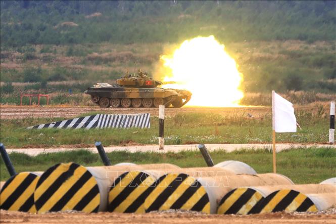 Trong ảnh: Kíp xe tăng Việt Nam khai hỏa tiêu diệt mục tiêu. Ảnh: Trần Hiếu - Pv TTXVN tại Nga