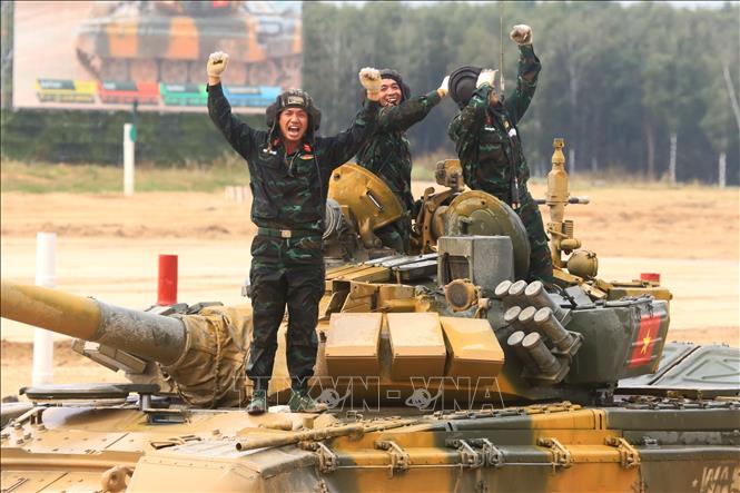 Trong ảnh: Niềm vui chiến thắng của kíp xe tăng số 3 đội tuyển xe tăng Việt Nam tại trận chung kết bảng 2. Ảnh: Trần Hiếu - Pv TTXVN tại Nga