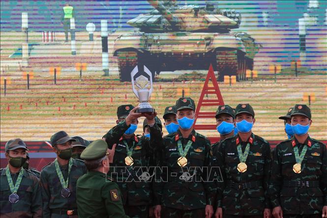 Trong ảnh: Ban tổ chức Hội thao quân sự quốc tế Army Games 2020 trao Cúp luân lưu Tank Biathlon cho đội tuyển tăng Việt Nam. Ảnh: Trần Hiếu - Pv TTXVN tại Nga
