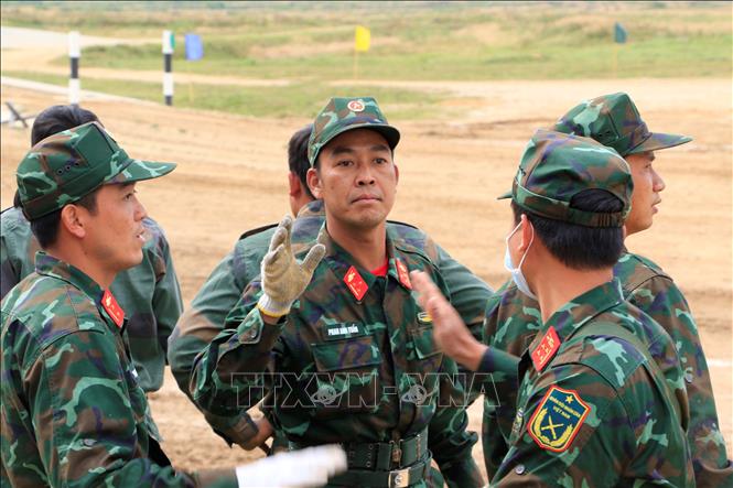 Trong ảnh: Pháo thủ Phan Anh Tuấn và các đồng đội bước vào bài thi với sự tự tin và quyết tâm cao. Kết quả, kíp xe số 3 tiêu diệt 5 mục tiêu bia, hoàn thành bài thi trong thời gian ngắn nhất so với tất cả các đội và mang về chiến thắng chung cuộc cho đội tuyển xe tăng Việt Nam. Ảnh: Trần Hiếu - Pv TTXVN tại Nga