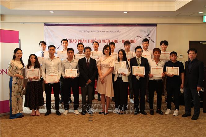 Trong ảnh: Công sứ Lâm Thanh Phương và đại diện nhà tài trợ chụp ảnh chung với các thực tập sinh. Ảnh: Đào Thanh Tùng/Phóng viên TTXVN tại Nhật Bản