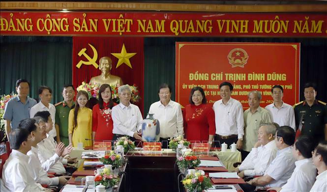 Trong ảnh: Phó Thủ tướng Trịnh Đình Dũng tặng quà lưu niệm cho huyện Tam Dương. Ảnh: Hoàng Hùng - TTXVN