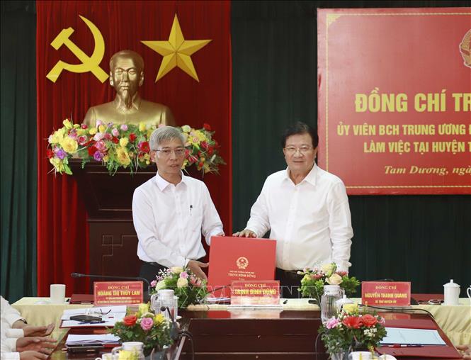 Trong ảnh: Phó Thủ tướng Trịnh Đình Dũng tặng quà cho huyện Tam Dương. Ảnh: Hoàng Hùng - TTXVN