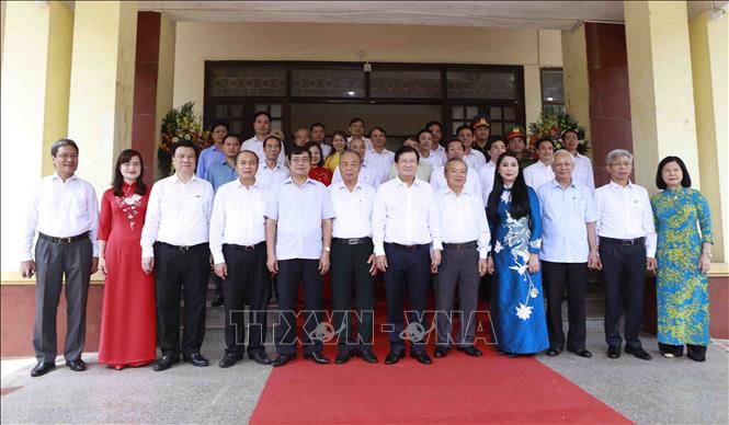 Trong ảnh: Phó Thủ tướng Trịnh Đình Dũng chụp ảnh chung với lãnh đạo tỉnh Vĩnh Phúc và huyện Tam Dương. Ảnh: Hoàng Hùng - TTXVN