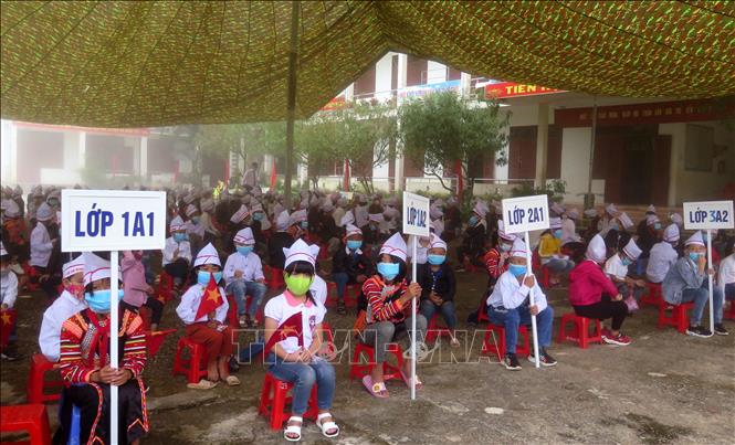 Trong ảnh: Học sinh Trường Phổ thông dân tộc bán trú tiểu học xã Ka Lăng dự lễ khai giảng. Nơi đây cách trung tâm thị trấn Mường Tè gần 100 km và cách thành phố Lai Châu gần 300 km, người dân hầu hết là đồng bào dân tộc, trong đó đa số là dân tộc Hà Nhì. Ảnh: Đinh Thùy - TTXVN
