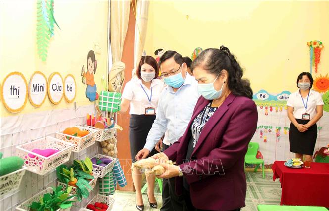 Trong ảnh: Bí thư Tỉnh ủy Lai Châu Giàng Páo Mỷ thăm góc học tập của các cô giáo dạy trẻ Mầm non tự tay chuẩn bị cho năm học mới. Ảnh: Đinh Thùy - TTXVN