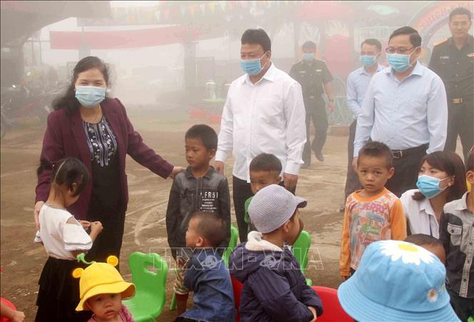 Trong ảnh: Ngay từ sáng sớm, đoàn công tác của tỉnh Lai Châu do Bí thư Tỉnh ủy Giàng Páo Mỷ dẫn đầu đã có mặt tại xã vùng cao biên giới Ka Lăng (huyện Mường Tè) để dự lễ khai giảng năm học mới. Ảnh: Đinh Thùy - TTXVN