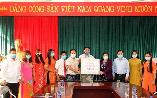 Trong ảnh: Bí thư Tỉnh ủy Lai Châu Giàng Páo Mỷ tặng quà năm học mới cho Trường Phổ thông dân tộc bán trú tiểu học xã Ka Lăng, huyện biên giới Mường Tè. Ảnh: Đinh Thùy - TTXVN