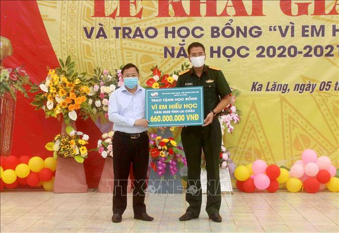 Trong ảnh: Lãnh đạo Viettel Lai Châu trao 660 triệu đồng tiền học bổng theo chương trình “Vì em hiếu học” cho Sở Giáo dục và Đào tạo Lai Châu. Ảnh: Đinh Thùy - TTXVN
