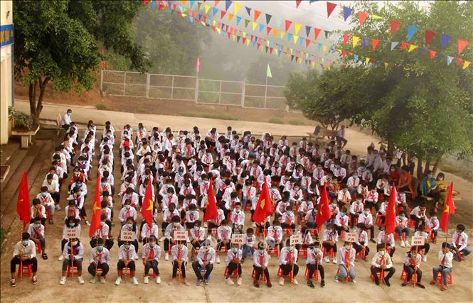 Trong ảnh: Thầy cô giáo và học sinh Trường Phổ thông dân tộc bán trú THCS xã Ka Lăng nô nức khai giảng năm học mới. Ảnh: Đinh Thùy - TTXVN
