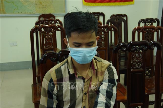 Trong ảnh : Đối tượng Nguyễn Văn Mại (sinh năm 2000, trú tại xóm 4, xã Hoa Sơn, huyện Anh Sơn, tỉnh Nghệ An) bị bắt giữ. Ảnh: TTXVN phát
