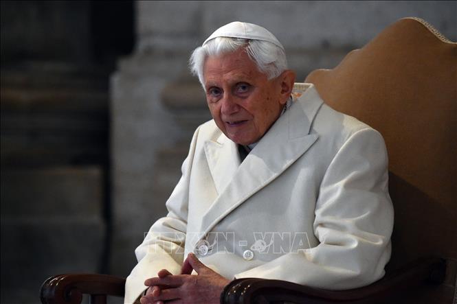 Trong ảnh (tư liệu): Giáo hoàng danh dự Benedict XVI tới nhà thờ St Peter ở Vatican để dự lễ 
