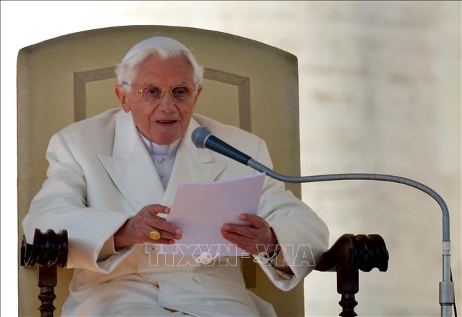 Trong ảnh (tư liệu): Giáo hoàng Benedict XVI thuyết giáo trên quảng trường St Peter ở Vatican ngày 27/2/2013. Ảnh: AFP/TTXVN