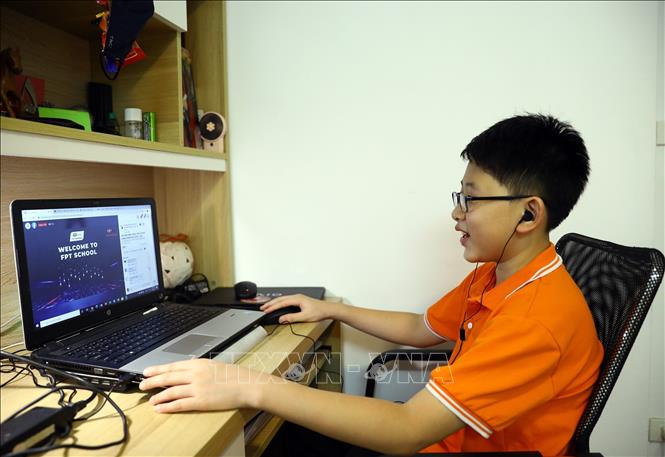 Trong ảnh: Trước lễ khai giảng trực tuyến 15 phút các học sinh vào online để gặp mặt cô giáo chủ nhiệm lớp. Ảnh: Huy Hùng - TTXVN