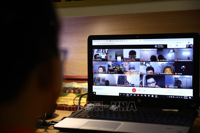 Trong ảnh: Các cháu tham gia lễ khai giảng theo hình thức họp trực tuyến (google meet) theo từng lớp học. Ảnh: Huy Hùng - TTXVN