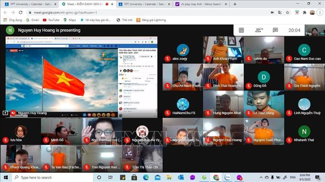 Trong ảnh: Các học sinh tham dự nghi lễ chào cờ trong Lễ Khai giảng trực tuyến trên fanpage của trường Tiểu học và THCS FPT Cầu Giấy. Ảnh: TTXVN 