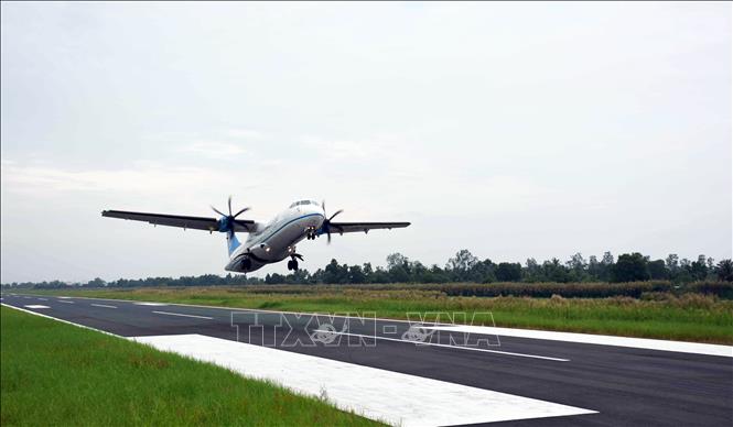 Hiện nay, Công ty Bay dịch vụ hàng không - VASCO đã khai thác tuyến bay thành phố Hồ Chí Minh - Cà Mau bằng máy bay ATR 72-500. Ảnh: Huỳnh Anh - TTXVN