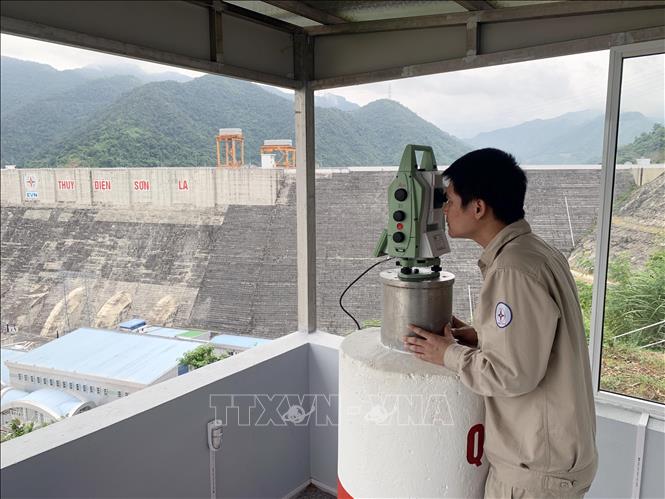 Trong ảnh: Kỹ sư Nhà máy Thủy điện Sơn La kiểm tra chỉ số an toàn hồ đập qua thiết bị quan trắc. Ảnh: Hữu Quyết - TTXVN