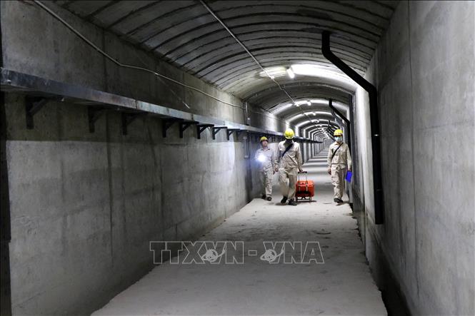 Trong ảnh: Kỹ sư Nhà máy Thủy điện Sơn La thường xuyên kiểm tra độ an toàn bên trong thân đập. Ảnh: Hữu Quyết - TTXVN
