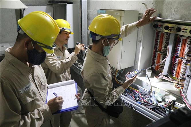 Trong ảnh: Kỹ sư Nhà máy Thủy điện Sơn La kiểm tra hệ thống máy đo đạc bên trong thân đập. Ảnh: Hữu Quyết - TTXVN
