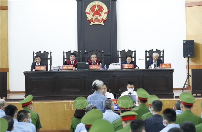 Trong ảnh: Hội đồng xét xử vụ án. Ảnh: Doãn Tấn - TTXVN