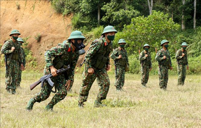 Trong ảnh: Trung đoàn 254 vẫn thực hiện tốt công tác huấn luyện chiến sỹ mới cùng với phòng, chống dịch COVID-19. Ảnh: Quốc Khánh - TTXVN