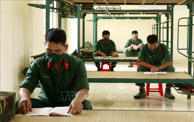 Trong ảnh: Các chiến sỹ phải đeo khẩu trang và giữ đúng khoảng cách tại phòng sinh hoạt chung. Ảnh: Quốc Khánh - TTXVN