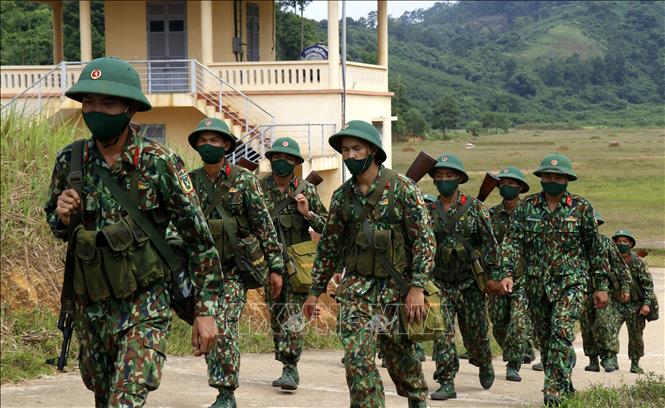 Trong ảnh: Các chiến sỹ phải đeo khẩu trang bắt buộc khi ra thao trường huấn luyện. Ảnh: Quốc Khánh - TTXVN