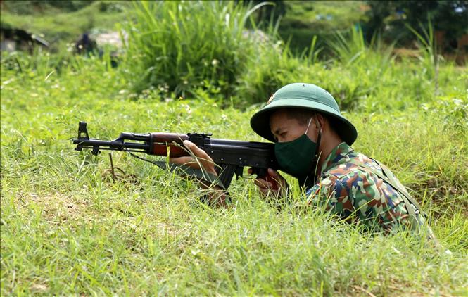 Trong ảnh: Trung đoàn 254 vẫn thực hiện tốt công tác huấn luyện chiến sỹ mới cùng với phòng, chống dịch COVID-19. Ảnh: Quốc Khánh - TTXVN