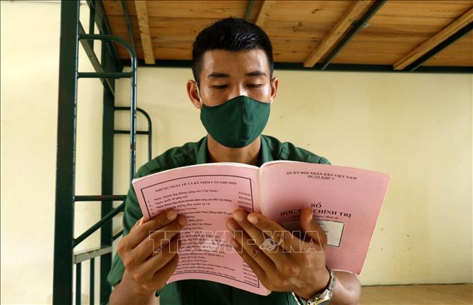 Trong ảnh: Các chiến sỹ phải đeo khẩu trang và giữ đúng khoảng cách tại phòng sinh hoạt chung. Ảnh: Quốc Khánh - TTXVN