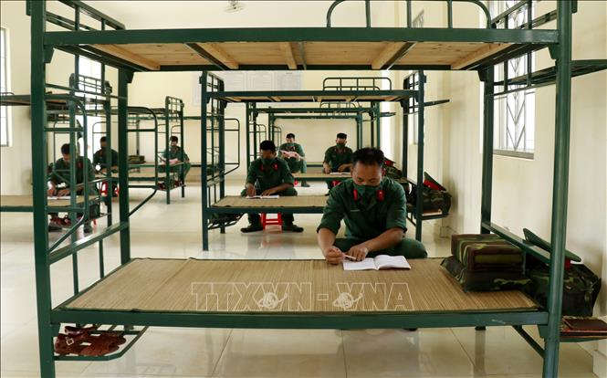 Trong ảnh: Các chiến sỹ phải đeo khẩu trang và giữ đúng khoảng cách tại phòng sinh hoạt chung. Ảnh: Quốc Khánh - TTXVN