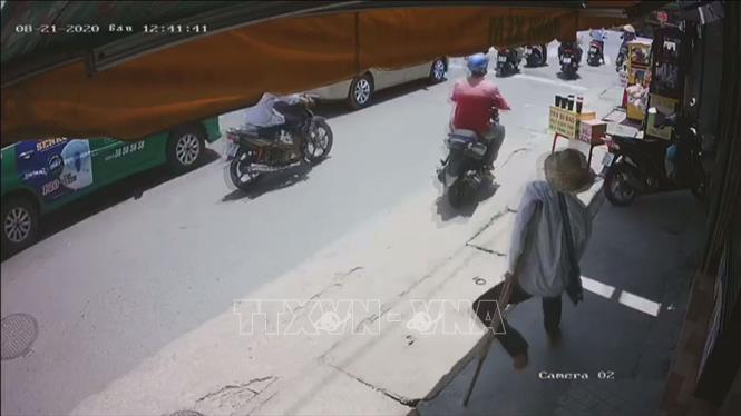 Trong ảnh: Camera ghi lại hình ảnh Sơn cướp tập vé số rồi rồ ga bỏ chạy. Ảnh: TTXVN phát