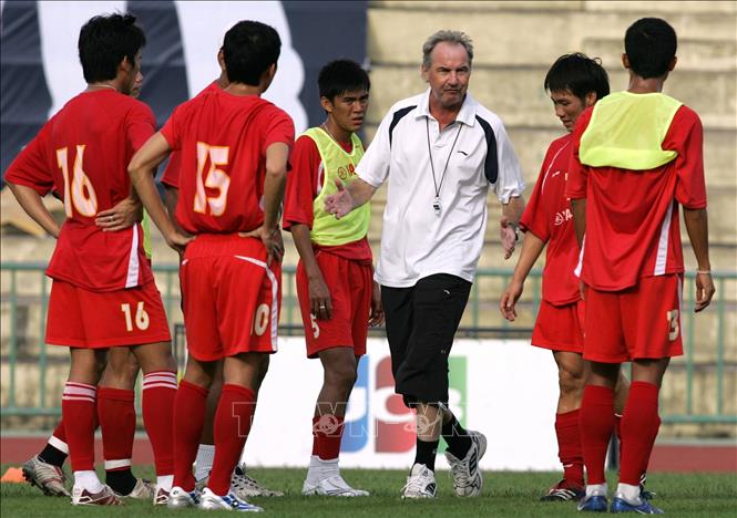 Trong ảnh (tư liệu): Huấn luyện viên Alfred Riedle (thứ 3, phải) và các tuyển thủ Việt Nam trong buổi luyện tập trước trận đấu gặp Iraq tại giải Asian Cup 2007, ở Bangkok, Thái Lan ngày 19/7/2007. Ảnh: AFP/TTXVN