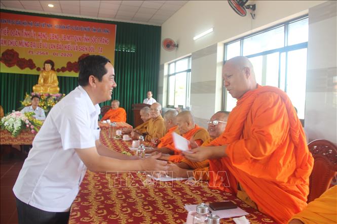 Trong ảnh: Ông Ngô Hùng-Phó Chủ tịch Ủy ban Nhân dân tỉnh Sóc Trăng tặng quà đến các vị chức sắc tôn giáo nhân Đại lễ Vu lan Báo hiếu và lễ Sene Đôlta truyền thống của đồng bào Khmer. Ảnh: Chanh Đa - TTXVN