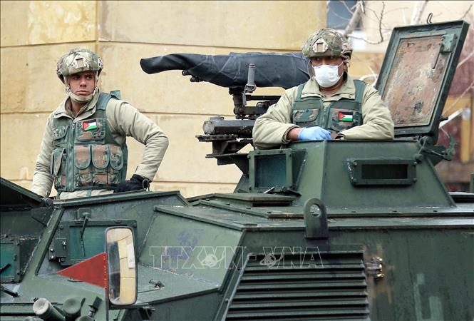 Trong ảnh: Binh sĩ Jordan gác tại thủ đô Amman ngày 18/3/2020. Ảnh: AFP/ TTXVN