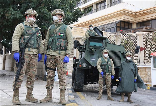 Trong ảnh: Binh sĩ Jordan gác tại thủ đô Amman ngày 18/3/2020. Ảnh: AFP/ TTXVN