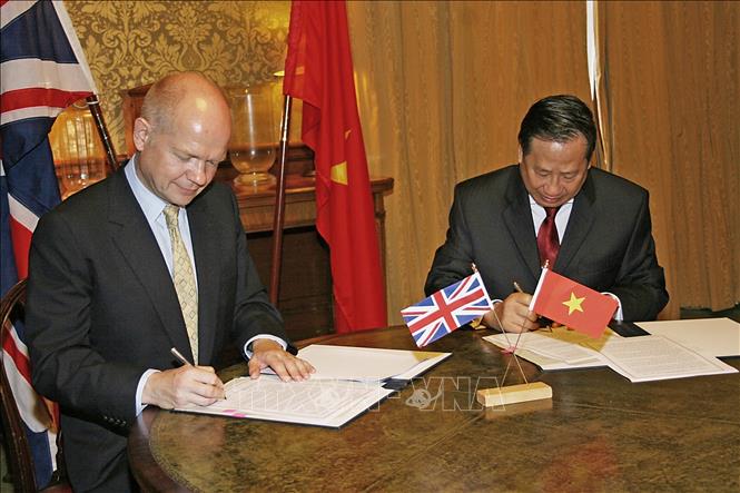 Năm 2010 mở ra một trang mới trong lịch sử quan hệ Việt Nam - Anh khi Anh trở thành đối tác chiến lược thứ bảy của Việt Nam, sau khi Phó Thủ tướng kiêm Bộ trưởng Ngoại giao Việt Nam Phạm Gia Khiêm và Bộ trưởng Ngoại giao Anh William Hague ký Tuyên bố chung, chính thức nâng cấp quan hệ hai nước thành “Đối tác chiến lược” trong chuyến thăm chính thức Anh từ ngày 8 – 12/9/2010. Trong ảnh: Phó Thủ tướng, Bộ trưởng Ngoại giao Việt Nam Phạm Gia Khiêm và Bộ trưởng Ngoại giao Anh William Hague ký Tuyên bố chung, chính thức nâng cấp quan hệ Việt Nam - Anh lên Đối tác chiến lược, chiều 8/9, theo giờ địa phương (rạng sáng 9/9, theo giờ Việt Nam), tại Thủ đô London. Ảnh: TTXVN phát