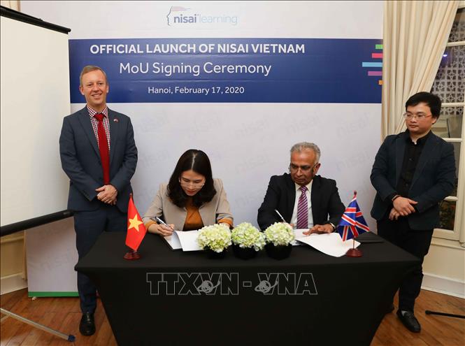 Trong ảnh: Ông Drhuv Patel, Nhà sáng lập kiêm Giám đốc điều hành Tổ chức Giáo dục Nisai của Vương quốc Anh ký Biên bản ghi nhớ về hợp tác giáo dục với các đối tác để triển khai chương trình đào tạo tại Việt Nam (17/2/2020). Ảnh: Thanh Tùng-TTXVN