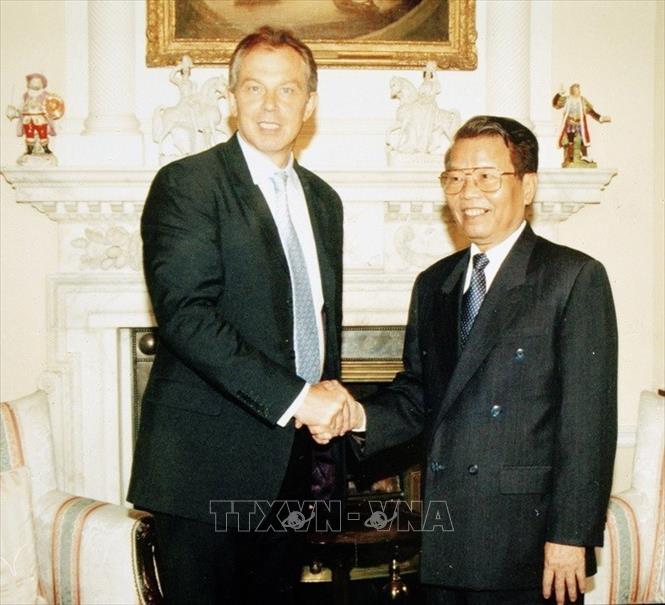 Trong ảnh: Thủ tướng Anh Tony Blair tiếp Chủ tịch nước Trần Đức Lương thăm chính thức Vương quốc Anh, tháng 5/2004. Đây là chuyến thăm chính thức quan trọng của lãnh đạo cấp cao Việt Nam tới Anh, thể hiện mong muốn tăng cường hơn nữa quan hệ song phương giữa hai nước, trong đó tập trung vào thương mại, đầu tư, viện trợ phát triển, giáo dục và văn hóa, hợp tác chống tội phạm. Ảnh: Nguyễn Khang - TTXVN