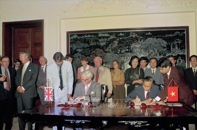 Vương quốc Anh là một trong những nước phương Tây đầu tiên thiết lập quan hệ ngoại giao với Việt Nam trong bối cảnh Việt Nam vẫn đang tiến hành cuộc đấu tranh giành độc lập và thống nhất đất nước. Tuy nhiên, quan hệ chính trị - ngoại giao giữa hai nước chỉ thực sự khởi sắc kể từ sau chuyến thăm đầu tiên tới Anh của Thủ tướng Võ Văn Kiệt năm 1993 và chuyến thăm đầu tiên tới Việt Nam của Ngoại trưởng Anh Douglas Hurd năm 1994. Trong ảnh: Bộ trưởng Ngoại giao Anh Douglas Hurd và Bộ trưởng Ngoại giao Nguyễn Mạnh Cầm ký Thỏa thuận về viện trợ tài chính của Chính phủ Anh cho Việt Nam trong chuyến thăm đầu tiên tới Việt Nam, ngày 15/9/1994, tại Hà Nội. Ảnh: Kim Hùng - TTXVN