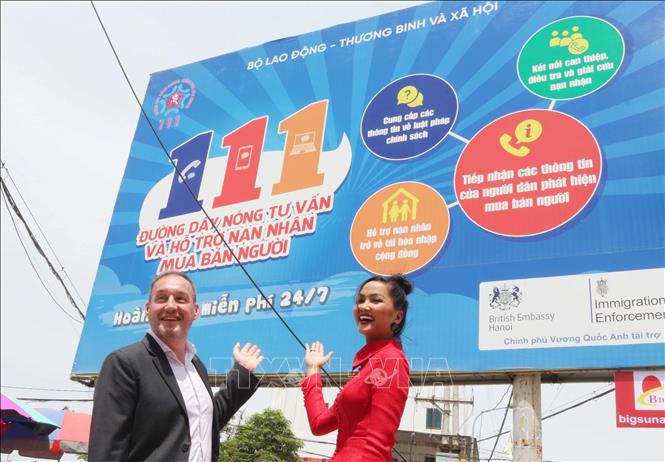 Trong ảnh: Phó Đại sứ Vương quốc Anh Stephen Lysaght và Hoa hậu H’hen Niê truyền thông điệp về Nâng cao nhận thức phòng chống mua bán người tại Lễ khánh thành biển truyền thông Đường dây nóng tư vấn và hỗ trợ nạn nhân mua bán người “111” do Đại sứ quán Vương quốc Anh, Cục Trẻ em – Bộ Lao động, Thương binh và Xã hội cùng đại diện tỉnh Nghệ An tổ chức (22/5/2020). Ảnh: Nguyễn Oanh-TTXVN