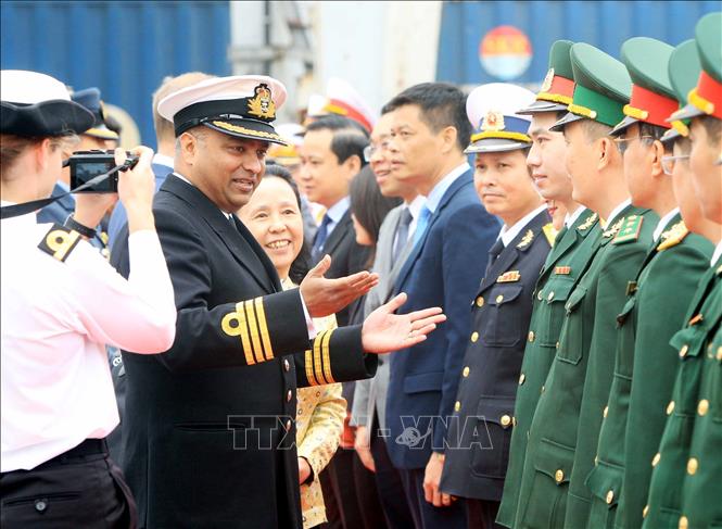 Trong ảnh: Thuyền trưởng Cecil Ladislaus với các đại biểu tại lễ đón tàu hải quân HMS Enterprise của Hoàng gia Anh thăm xã giao thành phố Hải Phòng từ 19-25/2/2020. Ảnh: An Đăng - TTXVN