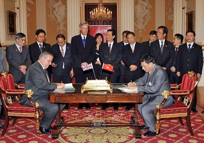 Trong ảnh: Thủ tướng Nguyễn Tấn Dũng gặp Thị trưởng tài chính London Alderman David Lewis và chứng kiến lễ ký thỏa thuận kinh tế giữa các doanh nghiệp hai nước trong chuyến thăm chính thức Anh năm 2008. Ảnh: Đức Tám - TTXVN