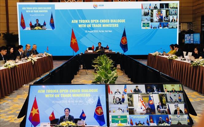 Trong khuôn khổ Hội nghị Bộ trưởng Kinh tế ASEAN lần thứ 52 và các hội nghị có liên quan (AEM-52) tổ chức tại Hà Nội , các Bộ trưởng Kinh tế ASEAN đã có buổi đối thoại trực tuyến dưới hình thức “Troika mở rộng” với Vương Quốc Anh (UK) dưới sự điều phối của Bộ trưởng Công Thương Trần Tuấn Anh và Bộ trưởng Thương mại Vương Quốc Anh Elizabeth Trus (26/8/2020). Ảnh: Trần Việt - TTXVN